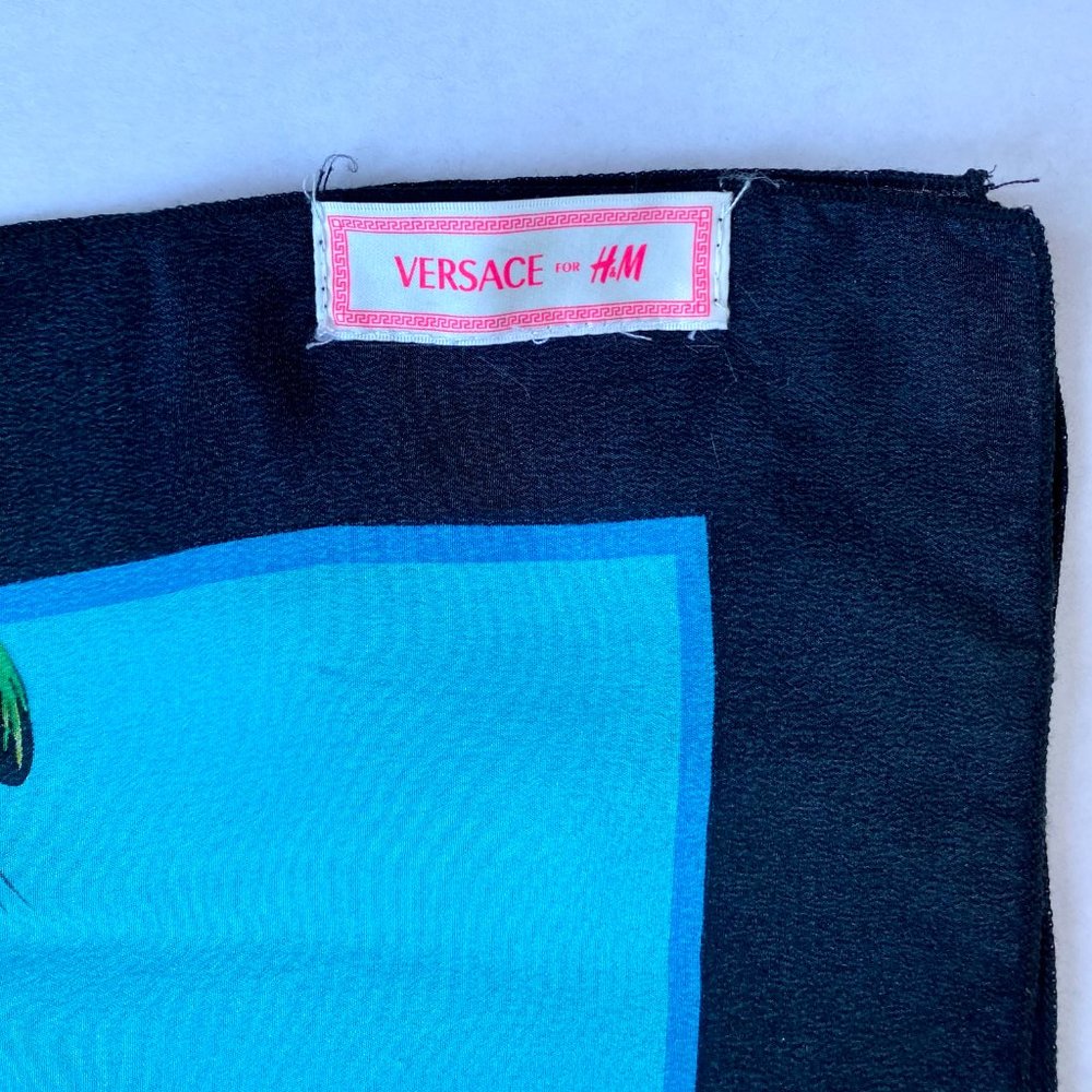 ♦️SOLD♦️ VERSACE x H&M Crocodile Print Silk Square - Picture 5 of 11